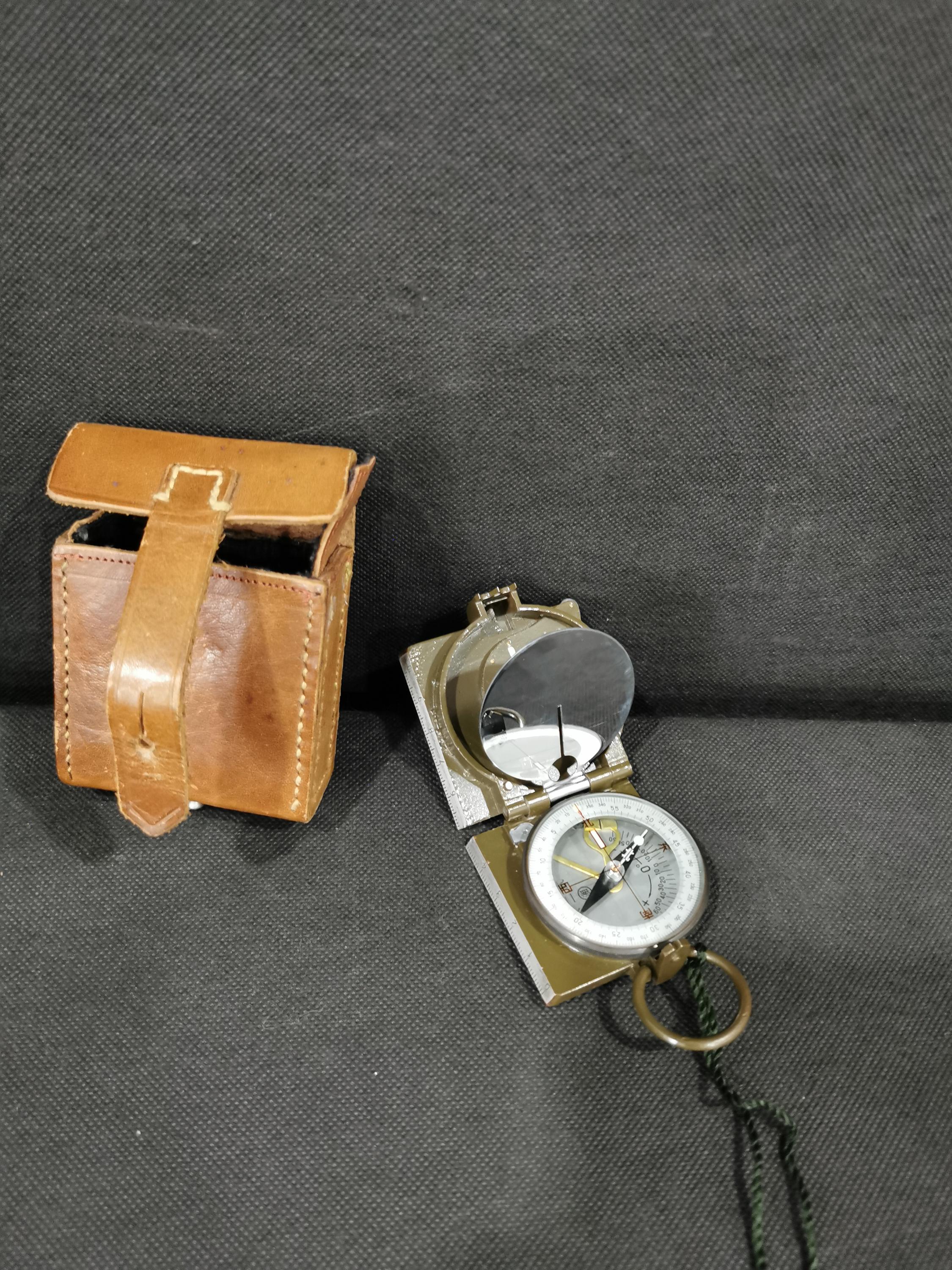 Mains Tenant La Boussole Antique Photo stock - Image du instrument