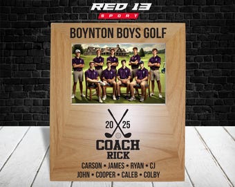 Puede incluir: Un marco de fotos de madera con una foto de un equipo de golf. El marco tiene el texto "Boynton Boys Golf" en la parte superior, "20x25" en el medio y "Coach Rick" debajo. Los nombres de los jugadores están listados en la parte inferior: Carson, James, Ryan, CJ, John, Cooper, Caleb, Colby.