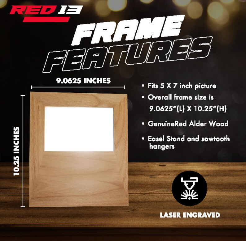Op de afbeelding: Een houten fotolijst met een opening van 5x7 inch. De lijst is 9,0625 inch breed en 10,25 inch hoog. Het is gemaakt van echt rood elzenhout en heeft een ezelstandaard en zaagtandhangers. De lijst is lasergegraveerd met een klein ontwerp.