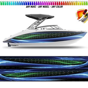 Puede incluir: Un dise&ntilde;o de envoltura de barco azul y verde con un patr&oacute;n de panal y una franja azul y verde. El dise&ntilde;o est&aacute; disponible para cualquier marca, modelo y color de barco. "ANY MAKE - ANY MODEL - ANY COLOR" est&aacute; escrito en la imagen.