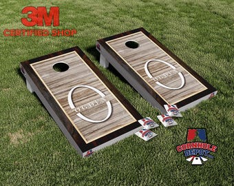Conjunto de adesivos laminados personalizados com nome e textura de madeira para jogo de arremesso de sacos de milho (Cornhole), ideais para presentes de aniversário e casamento.