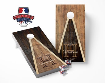 Tablero de cornhole con monograma, estilo triangular personalizado, rústico, de madera oscura, con vinilo laminado, juego de calcomanías para aniversario, regalos de boda