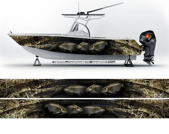 Puede incluir: Un barco blanco con un diseño de camuflaje que presenta peces y hierba. El barco tiene un motor negro y está sobre un fondo blanco. El texto "WINDOWPERFORATEDGRAPHICS.COM" está en el lateral del barco.