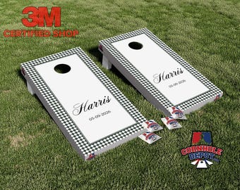 Conjunto de adesivos laminados personalizados para jogo de arremesso de sacos de milho (cornhole) com estampa xadrez preta e branca, ideais para casamentos e aniversários.