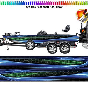 Puede incluir: Un barco de pesca de bajo azul y negro con gr&aacute;ficos verdes y negros. El barco est&aacute; en un remolque y tiene un motor grande en la parte trasera. El barco tiene un patr&oacute;n de panal en el lateral. El texto "ANY MAKE - ANY MODEL - ANY COLOR" est&aacute; en la parte superior de la imagen.