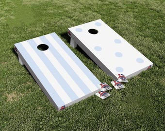 Conjunto de adesivos laminados em vinil para jogo de Cornhole com listras azuis e bolinhas. Ideal para presentes de aniversário e casamento.