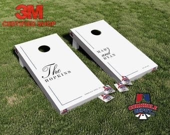 Conjunto de adesivos laminados personalizados com letras elegantes em branco e preto para jogo de Cornhole. Ideal para presentes de aniversário e casamento.