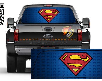 Película adesiva perfurada com estampa gráfica azul Superman para vidro traseiro de caminhões, carros, trailers e veículos recreativos.