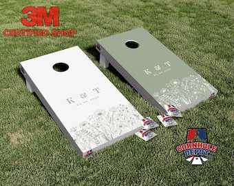 Adesivos laminados personalizados com nome, flores e estampa de flores em branco e verde-sálvia para jogo de arremesso de sacos de milho (Cornhole). Ideal para presente de casamento, aniversário ou qualquer outra ocasião.
