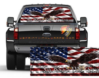 Puede incluir: Un camión Ford Super Duty negro con un gráfico en la ventana trasera que presenta la bandera estadounidense, un águila calva y el texto "IN GOD WE TRUST". El gráfico es un diseño patriótico.