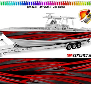 Puede incluir: Un barco blanco con rayas de carreras rojas y negras en un remolque. El barco tiene un parabrisas grande y un techo blanco. El remolque tiene tres ruedas. El texto "WEPRINT VINYL WRAPS.COM" y "3M CERTIFIED SHOP" son visibles en la imagen.