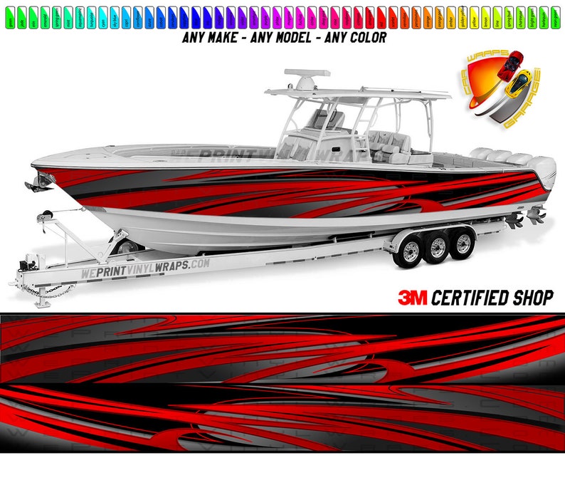 Puede incluir: Un barco blanco con rayas de carreras rojas y negras en un remolque. El barco tiene un parabrisas grande y un techo blanco. El remolque tiene tres ruedas. El texto "WEPRINT VINYL WRAPS.COM" y "3M CERTIFIED SHOP" son visibles en la imagen.