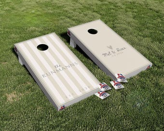 Juego de pegatinas laminadas personalizadas a rayas para tablero de cornhole con nombre, ideales para aniversarios y bodas.