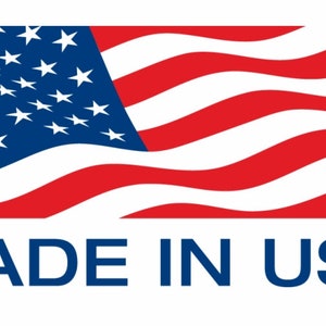 Puede incluir: Una bandera estadounidense roja, blanca y azul con 50 estrellas blancas sobre un campo azul. La bandera ondea al viento. Debajo de la bandera est&aacute; el texto "MADE IN USA" en letras azules.