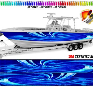 Op de afbeelding: Een witte motorboot met een blauw en wit golfpatroon. De boot staat op een trailer en heeft een radar en zitplaatsen. De tekst "WE PRINT VINYL WRAPS.COM" is zichtbaar op de trailer. De tekst "ANY MAKE - ANY MODEL - ANY COLOR" staat boven de boot.