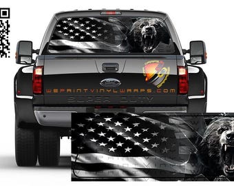 Adesivo de vinil perfurado com estampa da bandeira americana em preto e branco e urso com cara de bravo para vidro traseiro de caminhões, carros e trailers.