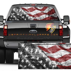 Może przedstawiać: Czarny pick-up Ford Super Duty z grafiką na tylnej szybie przedstawiającą postarzaną flagę amerykańską w kolorach czerwonym, białym i szarym. Na tylnej klapie widoczny jest napis "WEPRINTVINYLWRAPS.COM".