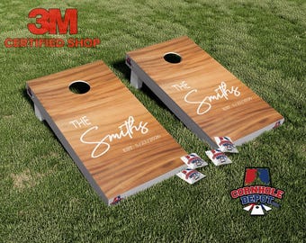 Conjunto de adesivos laminados personalizados com nome para jogo de arremesso de sacos de milho em madeira. Presente ideal para aniversários e casamentos.