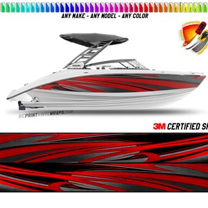 Puede incluir: Un dise&ntilde;o de envoltura de barco rojo, negro y gris con un gr&aacute;fico estilizado. El dise&ntilde;o se muestra en un barco blanco con una capota bimini negra. El texto "WEPRINTVINYLWRAPS.COM" est&aacute; en el lateral del barco. El texto "3M CERTIFIED SHOP" est&aacute; en la parte inferior de la imagen.
