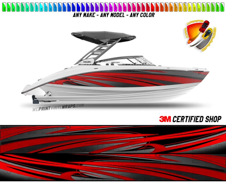 Puede incluir: Un dise&ntilde;o de envoltura de barco rojo, negro y gris con un gr&aacute;fico estilizado. El dise&ntilde;o se muestra en un barco blanco con una capota bimini negra. El texto "WEPRINTVINYLWRAPS.COM" est&aacute; en el lateral del barco. El texto "3M CERTIFIED SHOP" est&aacute; en la parte inferior de la imagen.