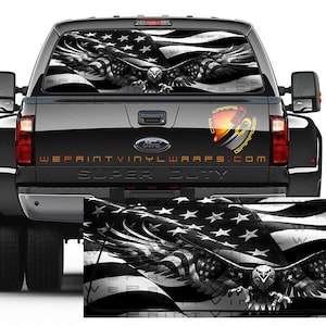 Calcomanía gráfica de vinilo perforado con diseño patriótico de la bandera estadounidense sobre un águila en blanco y negro para ventanas traseras de camiones, autos y autocaravanas.
