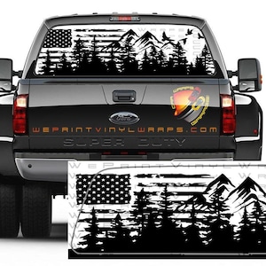 Calcomanía gráfica perforada para ventana trasera con diseño de bosque de montaña y bandera estadounidense para camiones, autos, caravanas y vehículos recreativos.
