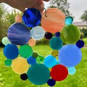 Glas Konfetti /Glaskranz bunt 23 cm/ Fusing Glaskunst /Kranz/Punkte/Rund Fensterbild /Lichtspiel /Gartendekoration/Wohndekor/ Geschenke