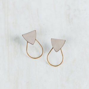 Gehamerd messing en leren traanvormige studs Fog / Raw brass