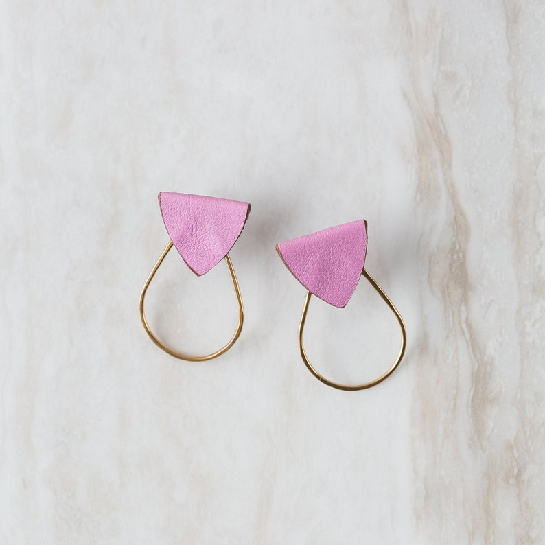 Gehamerd messing en leren traanvormige studs Orchid / Raw brass