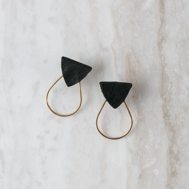 Gehamerd messing en leren traanvormige studs Black / Raw brass