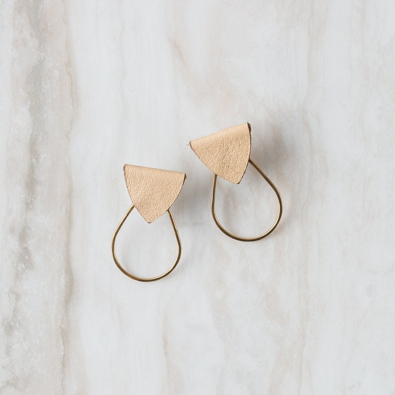 Gehamerd messing en leren traanvormige studs Ivory / Raw brass