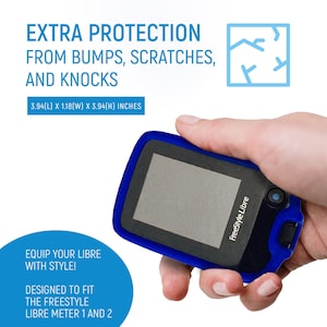 Puede incluir: Funda protectora azul para un medidor de glucosa FreeStyle Libre. La funda está diseñada para adaptarse al medidor Freestyle Libre 1 y 2. La funda mide 10 cm de largo, 3 cm de ancho y 10 cm de alto.