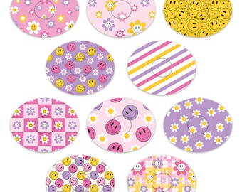 Peut inclure: Dix autocollants ronds avec différents motifs. Les motifs comprennent des smileys jaunes, des fleurs roses et violettes, des rayures roses et jaunes et des motifs à carreaux roses et jaunes.