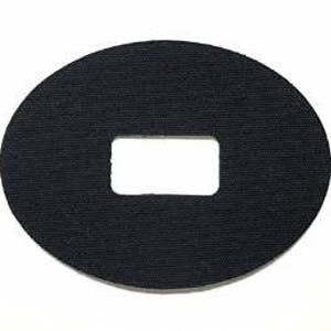 Op de afbeelding: Zwarte ovale stoffen patch met een rechthoekige uitsparing in het midden.