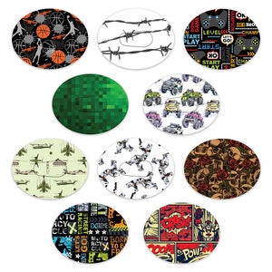 Puede incluir: Diez diseños diferentes de pegatinas redondas y coloridas con varios temas, que incluyen baloncesto, alambre de púas, videojuegos, camuflaje, monster trucks, calaveras, carreras y personajes de cómics.