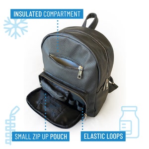 Pode incluir: Mochila preta de couro sintético com vários compartimentos. Possui um compartimento isolado, um pequeno bolso com zíper e presilhas elásticas. A mochila tem zíperes prateados e uma alça superior. O texto na imagem diz: "INSULATED COMPARTMENT", "SMALL ZIP UP POUCH" e "ELASTIC LOOPS".