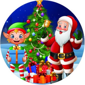 Könnte beinhalten: Eine Cartoon-Illustration von Weihnachtsmann und einem Elf, die vor einem geschmückten Weihnachtsbaum stehen. Der Weihnachtsmann hält eine Glocke und der Elf hält ein verpacktes Geschenk. Unter dem Baum liegen Geschenke.