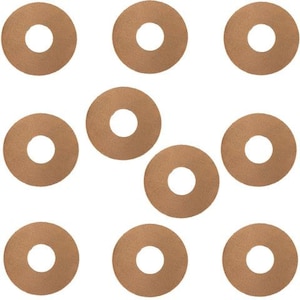 Può includere: Dieci cerchi rotondi di carta artigianale marrone con un foro al centro. I cerchi sono disposti a griglia.
