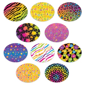 Peut inclure: Dix autocollants ronds colorés avec différents motifs. Les motifs comprennent des notes de musique, des étoiles, des cœurs, des visages souriants et des imprimés animaliers. Les autocollants sont parfaits pour décorer des cahiers, des ordinateurs portables, des bouteilles d'eau et d'autres objets.