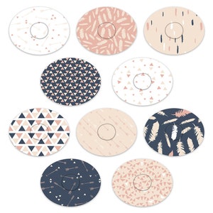 Puede incluir: Conjunto de 9 etiquetas redondas imprimibles con varios patrones geométricos y de plumas en rosa, blanco y azul. Las etiquetas tienen un círculo central y son perfectas para agregar un toque de estilo boho a tus manualidades.