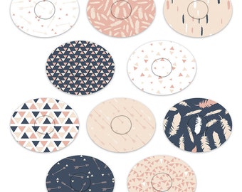 Könnte beinhalten: Satz mit 9 bedruckbaren runden Etiketten mit verschiedenen geometrischen und Federmustern in Rosa, Weiß und Blau. Die Etiketten haben einen zentralen Kreis und sind perfekt, um Ihren Bastelarbeiten einen Hauch von Boho-Stil zu verleihen.