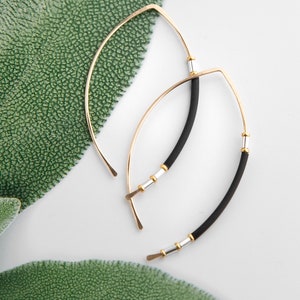 Créoles en or, Boucles d'oreilles dorées et noires, Créoles en métal mélangé, Boucles d'oreilles noires modernes, Fabriquées à la main aux États-Unis