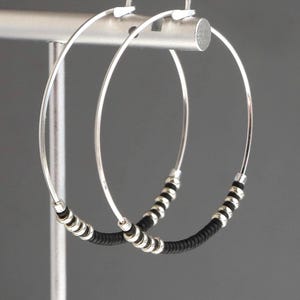 Pendientes de aro de plata de ley y negro, pendientes de plata y negro con cuentas, regalo hecho a mano en EE. UU.