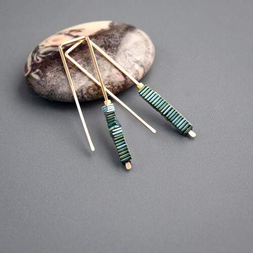 Boucles d'oreilles dorées,Boucles d'oreilles multicolores,Boucles d'oreilles vertes,Boucles d'oreilles dorées et vertes,Boucles d'oreilles géométriques,Cadeau fait main Etats-Unis,Boucles d'oreilles modernes, Créoles avant-gardistes