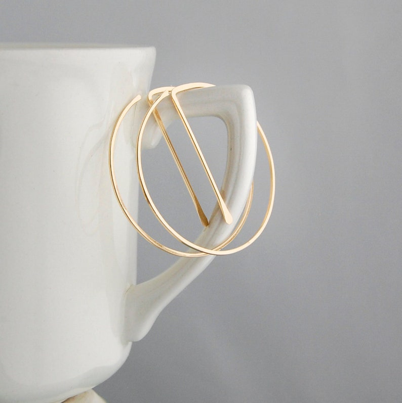 Peut inclure: Boucles d'oreilles cr&eacute;oles en or avec un design &agrave; double cercle. Les boucles d'oreilles sont simples et &eacute;l&eacute;gantes.