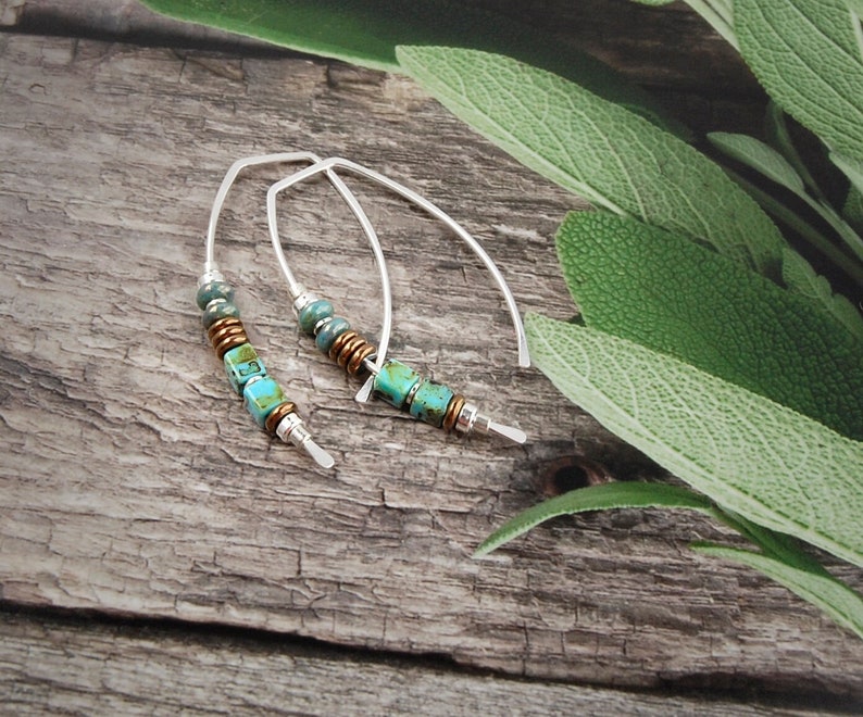 Pendientes de turquesa, pendientes de plata, aros de turquesa, pendientes bohemios, pendientes de varios metales, pendientes modernos de plata, pendientes azules, pendientes bicolor. imagen 2