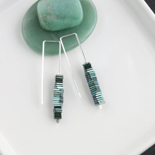 Pendientes de plata, pendientes multicolor, pendientes verdes, pendientes de plata y verde, pendientes geométricos, pendientes de piedras apiladas, pendientes modernos