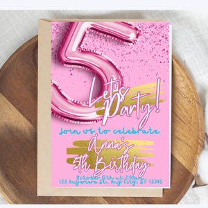 Modèle imprimable personnalisable de faire-part 5e anniversaire scintillant pour fille, fête rose pailletée