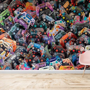 Könnte beinhalten: Eine Wand, die mit bunten Videospielcontrollern bedeckt ist. Die Controller haben alle unterschiedliche Designs und zeigen verschiedene Spiellogos und Charaktere.