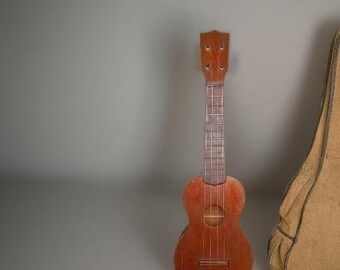 Martin style 0 ukele old case 1920-26 friction tuners etc has front split